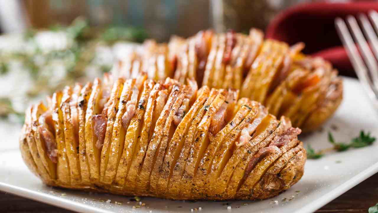 Patate hasselback con speck e provola - Ricettasprint.it