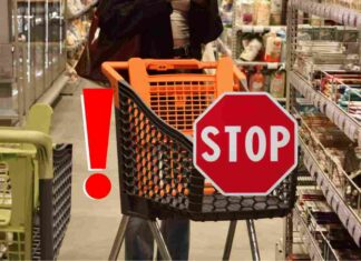 Un carrello della spesa al supermercato