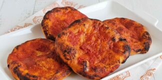 Pizzette rosse romane croccanti, come quelle del forno ma le fai a casa tua Pizzette rosse romane croccanti ricettasprint
