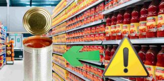 Pomodori pelati al supermercato ed in primo piano