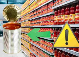 Pomodori pelati al supermercato ed in primo piano