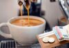 Una tazzina di caffè al bar e soldi in euro