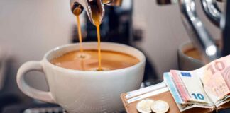 Una tazzina di caffè al bar e soldi in euro
