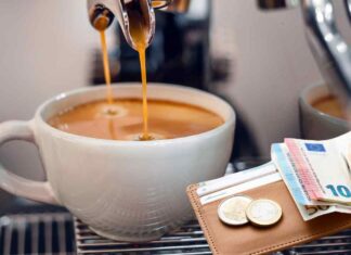 Una tazzina di caffè al bar e soldi in euro
