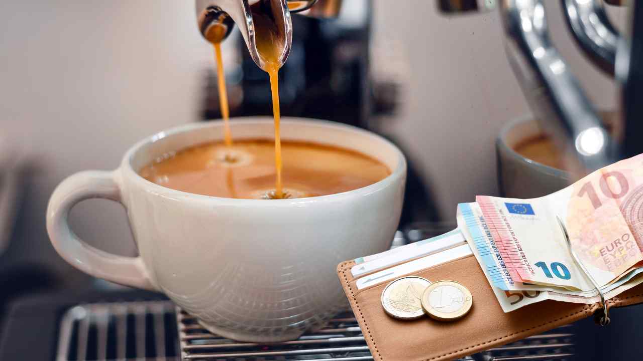 Una tazzina di caffè al bar e soldi in euro