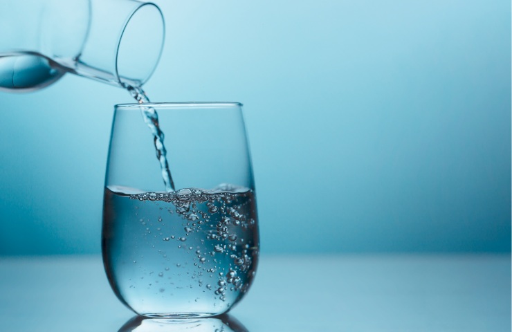 Un bicchiere riempito di acqua