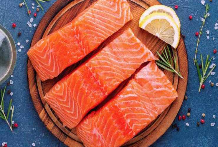 Salmone all'arancia e limone con pomodoro - Ricettasprint.it