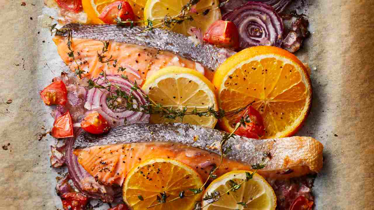 Salmone all'arancia e limone con pomodoro - Ricettasprint.it