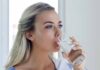 Una donna che beve acqua