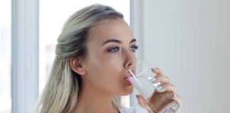 Una donna che beve acqua