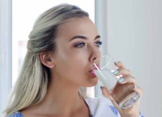 Una donna che beve acqua