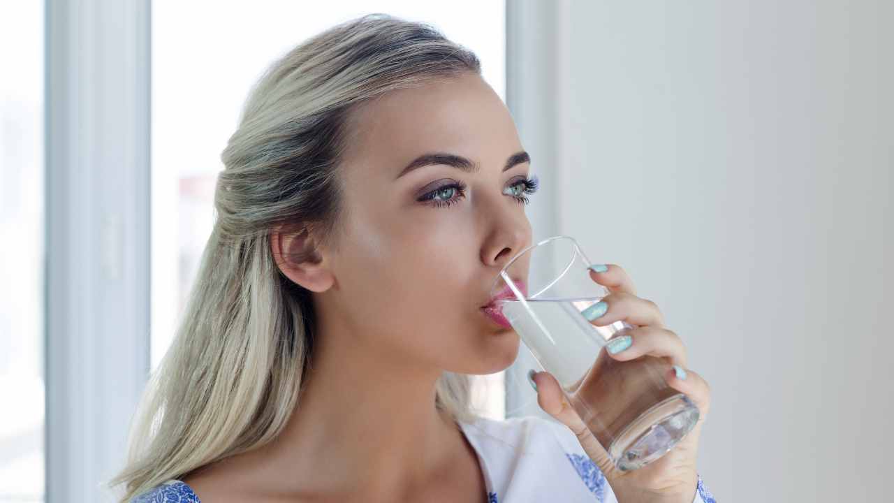 Una donna che beve acqua