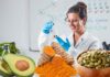 Una scienziata sorridente che analizza del cibo