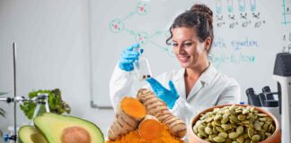 Una scienziata sorridente che analizza del cibo