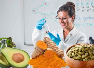Una scienziata sorridente che analizza del cibo