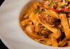 Tagliatelle al ragù di pollo e funghi. ricettasprint.it