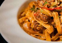 Tagliatelle al ragù di pollo e funghi. ricettasprint.it