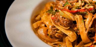 Preparo un primo che profuma di bosco, oggi si va di tagliatelle fresche al ragù bianco di pollo e funghi Tagliatelle al ragù di pollo e funghi. ricettasprint.it