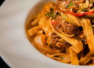 Tagliatelle al ragù di pollo e funghi. ricettasprint.it