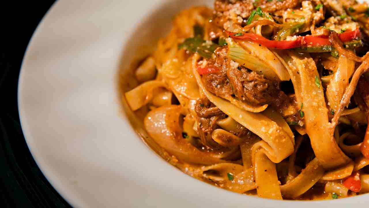 Tagliatelle al ragù di pollo e funghi. ricettasprint.it