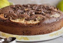 Torta alle pere ma solo col cioccolato, la ricetta gustosa e leggera, iniziamo coi buoni propositi settembre Torta alle pere e cioccolato - Ricettasprint.it