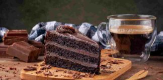 Torta caprese al cioccolato, ecco il dolce che non ha bisogno di farina per essere un peccato di gola Torta caprese al cioccolato. ricettasprint.it