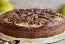 Con le prime pere di stagione la torta è d’obbligo, infatti, la mia è già in forno Torta cioccolato e pere - RicettaSprint