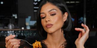 Una donna che mangia pasta