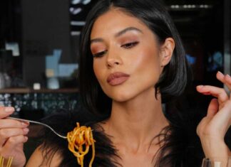Una donna che mangia pasta