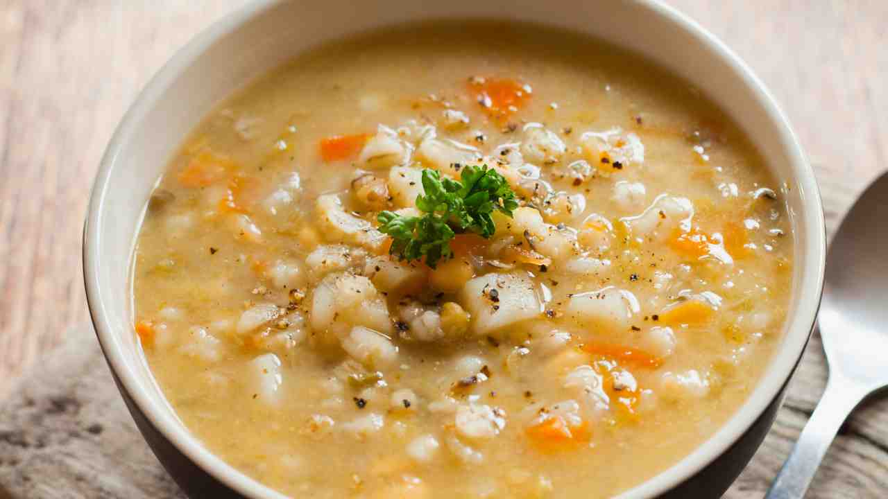 Zuppa con verdure fresche e legumi