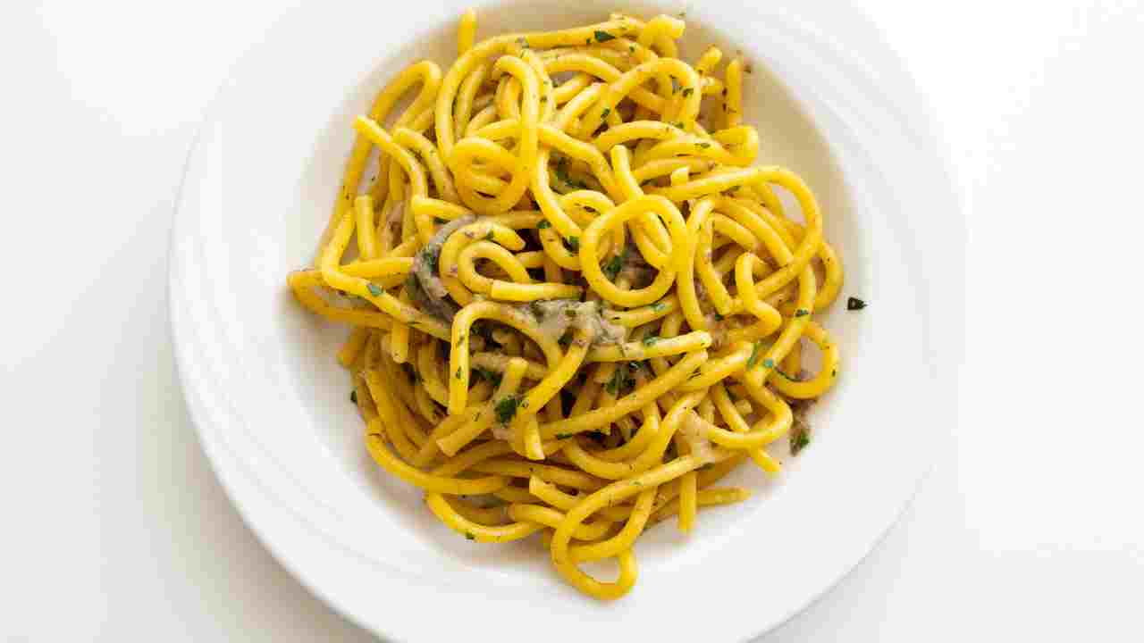 pasta alici uvetta e zafferano ricettasprint.it