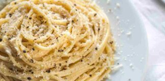 Spaghetti cacio e pepe cremosi: il segreto romano che non ti aspetti Cacio e pepe cremosa ricettasprint.it
