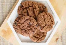 Ospiti improvvisi per il caffè pomeridiano, preparo dei biscotti degni del tè inglese Biscotti al cacao con semplice pasta frolla. ricettasprint.it
