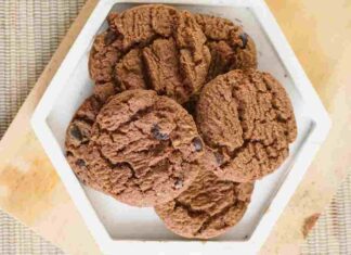 Ospiti improvvisi per il caffè pomeridiano, preparo dei biscotti degni del tè inglese Biscotti al cacao con semplice pasta frolla. ricettasprint.it