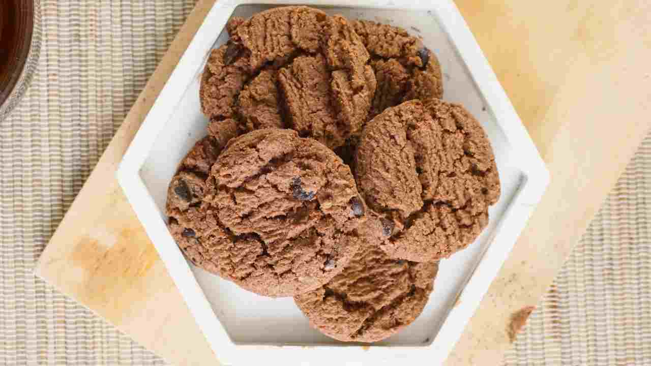 Biscotti al cacao con semplice pasta frolla. ricettasprint.it