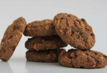 Questi si che sono biscotti al cioccolato e nocciole irresistibili, restano friabili e profumati anche per giorni Biscotti al cioccolato e nocciole - Ricettasprint.it