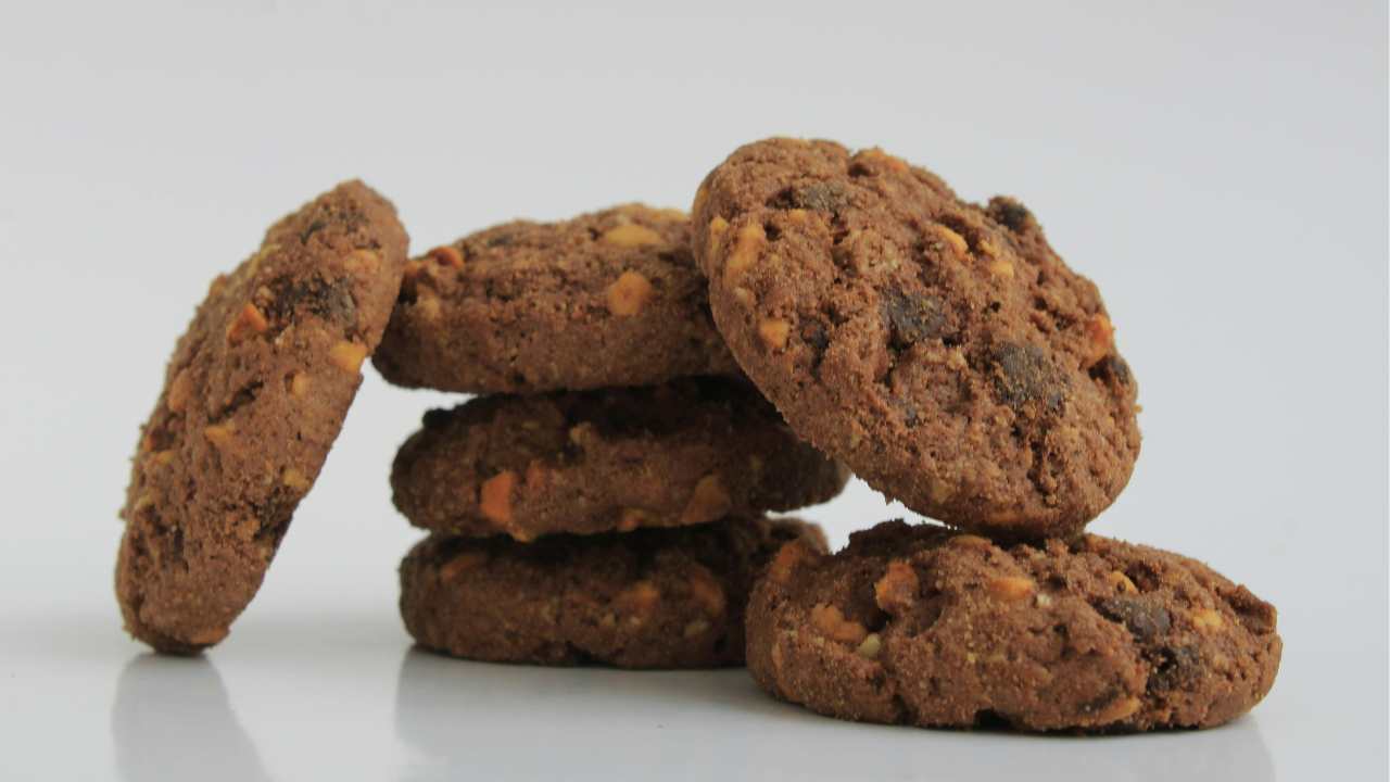 Biscotti al cioccolato e nocciole - Ricettasprint.it
