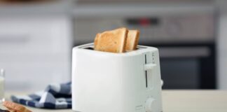 Non lo pulisci mai il tostapane? Lo sai perché dovresti farlo? Non rischiare e meglio Come pulire il tostapane - Ricettasprint.it