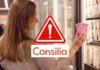 Una donna controlla una vaschetta di gelato