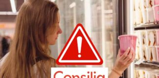Una donna controlla una vaschetta di gelato