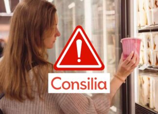 Una donna controlla una vaschetta di gelato