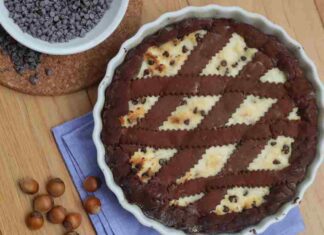 Crostata al cacao con ripieno di ricotta e gocce di cioccolato: non chiedo di più Crostata al cacao con ripieno di ricotta