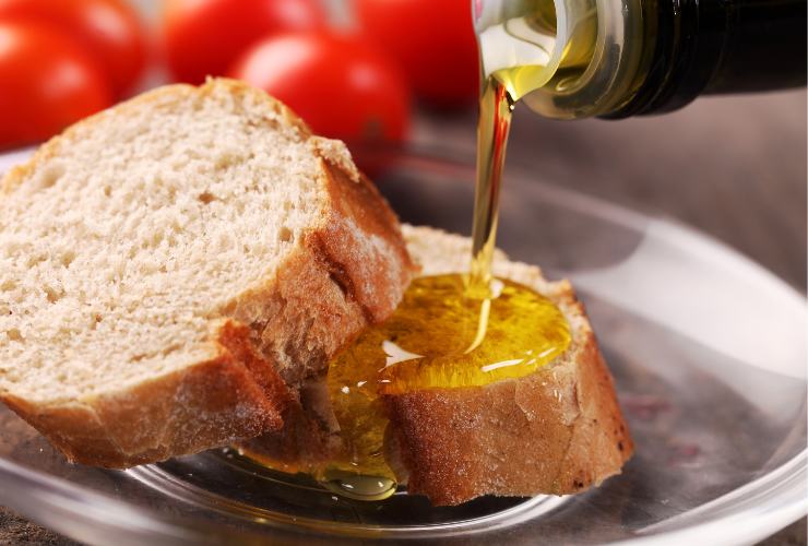 Fetta di pane con olio extra vergine di oliva - Ricettasprint.it