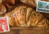 Un croissant e due francobolli