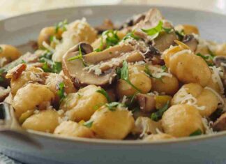 Un bel piatto di gnocchi non si rifiuta mai, funghi e noci sono il condimento che fa per noi Gnocchi di patate ai funghi porcini e noci ricettasprint.it