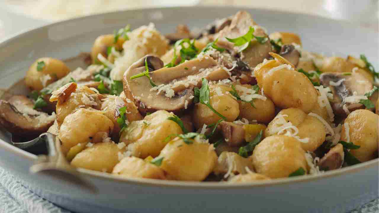 Gnocchi di patate ai funghi porcini e noci ricettasprint.it