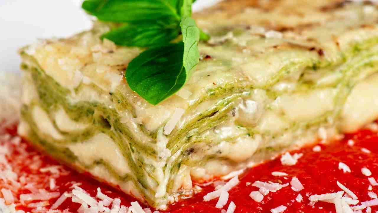 Lasagna al pesto con pinoli e stracchino. ricettasprint.it