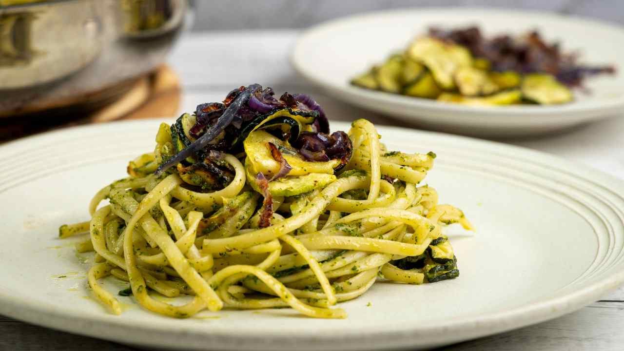Pasta con zucchine e cipolle - Ricettasprint.it