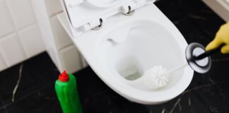 Basta alla riga gialla nel wc, arrivano i metodi infallibili, te la porta via in 2 minuti Riga calcare wc - Ricettasprint.it