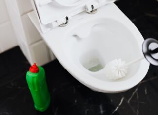 Basta alla riga gialla nel wc, arrivano i metodi infallibili, te la porta via in 2 minuti Riga calcare wc - Ricettasprint.it